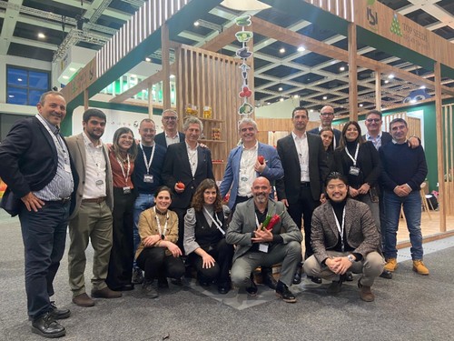 Equipos de las casas de semillas ISI Sementi y Top Seeds que comparten stand en el pabellón 1.2