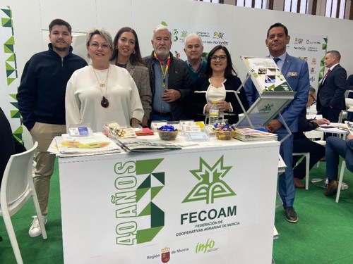 Fecoam posando para fhspain en el pabellón 18 de Murcia.