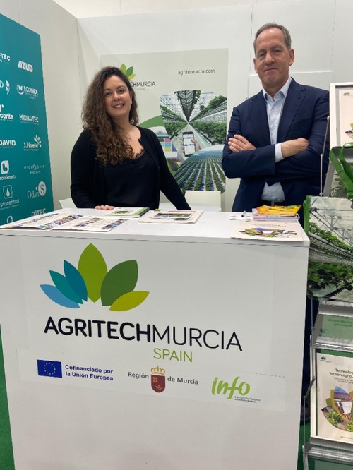 Sergio Montesinos, Business Development de Agritech Murcia, y Gabriela Landeros, asistente en la feria.