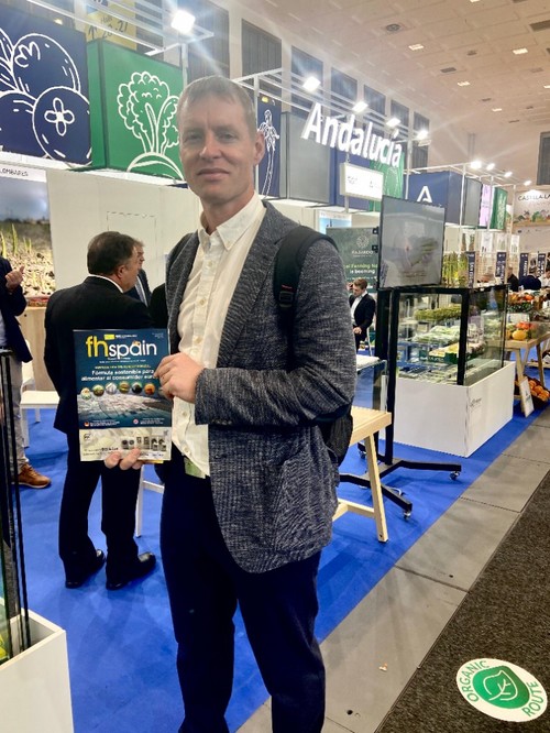 Henry Smienk, director de Marketing de Ramiro Arnedo, posó con la revista fhspain en su visita a Fruit Logistica.