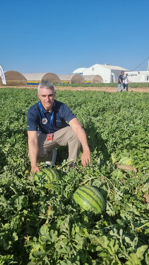 Víctor García, especialista en cucurbitáceas de Syngenta, posa con la novedad Agata