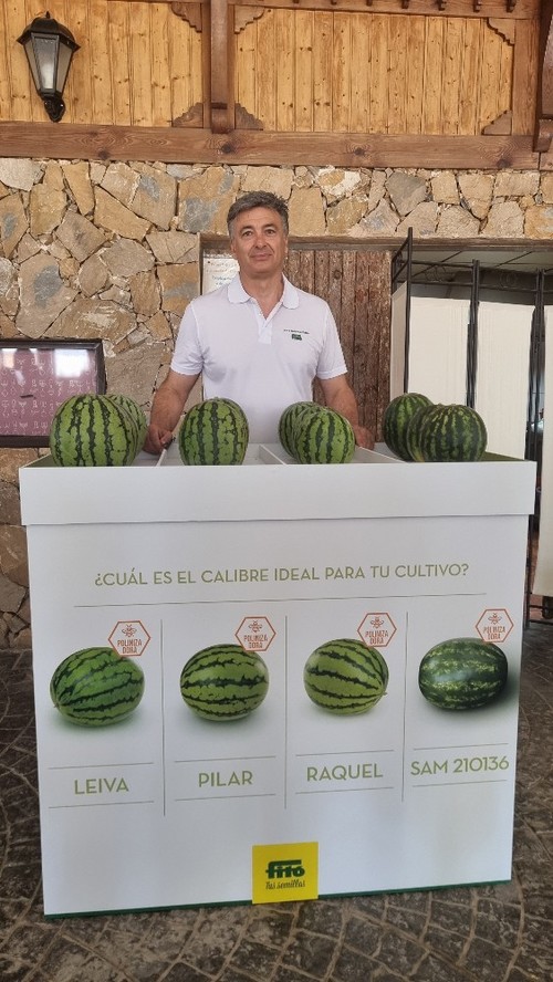Zafra posando con todos los polinizadores