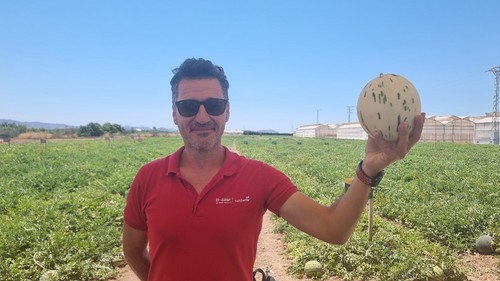 Enrique Ballester, Account Manager de BASF, con una pieza de la línea Dino Crispy