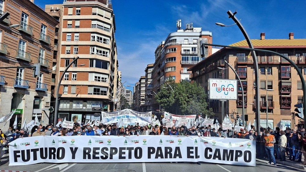 Centenares de tractores y miles de agricultores colapsan las calles de Murcia en defensa del campo