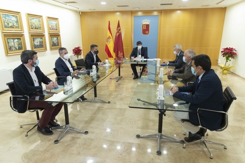 López Miras garantiza una “burbuja sanitaria” para que los transportistas bloqueados en Reino Unido puedan regresar a la Región de Murcia