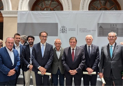 Luis Planas distingue a Joan Mir, director general de Anecoop, con la encomienda de número al mérito agrario