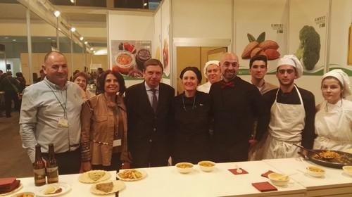 Planas conoce los productos ecológicos de Murcia en Biocultura Madrid