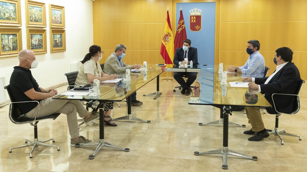  López Miras destaca que “el sector primario ha demostrado estar a la altura de las circunstancias”