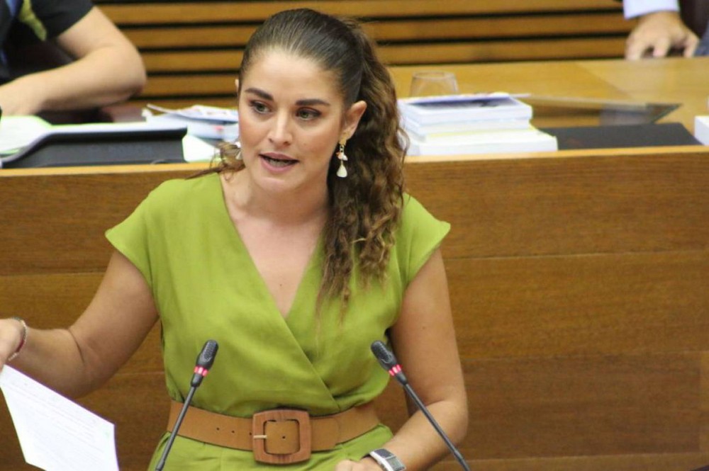 Mireia Mollà participa en el primer corte de la alcachofa, 