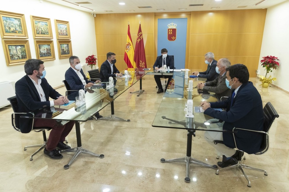 López Miras garantiza una “burbuja sanitaria” para que los transportistas bloqueados en Reino Unido puedan regresar a la Región de Murcia