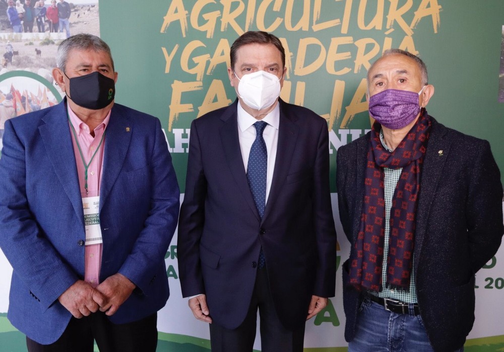 Luis Planas cree que la agricultura familiar y profesional será el centro del modelo de aplicación de la PAC