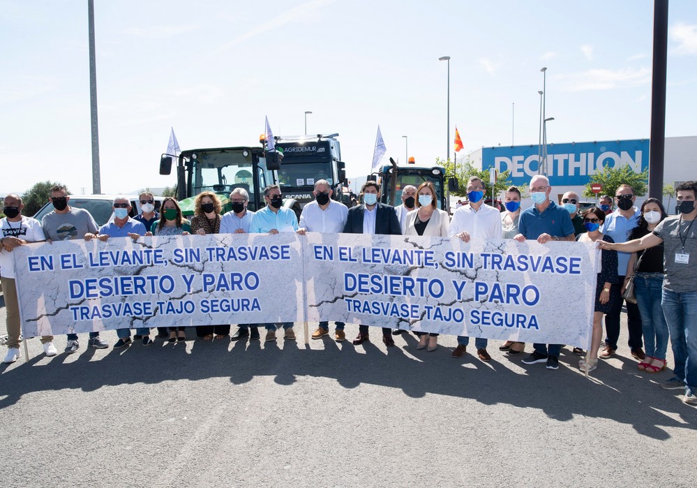 López Miras asiste a la manifestación en defensa del trasvase Tajo-Segura