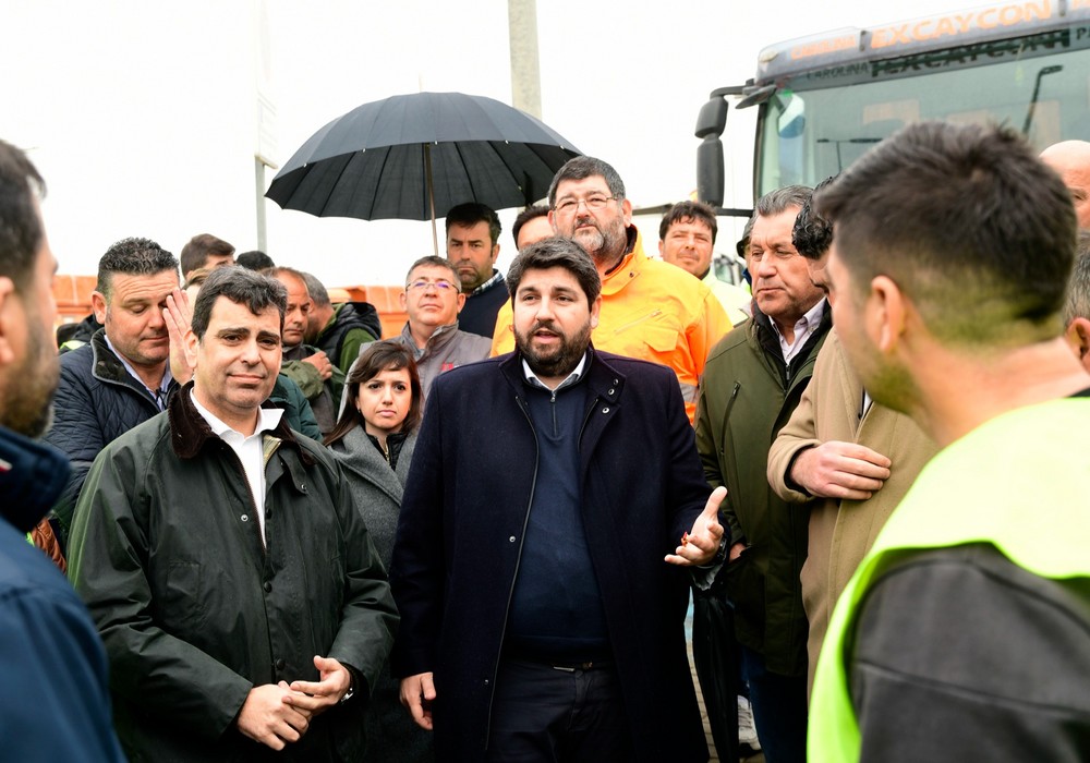 López Miras reclama al Gobierno central que baje ya los impuestos a los carburantes para garantizar “la supervivencia del transporte”