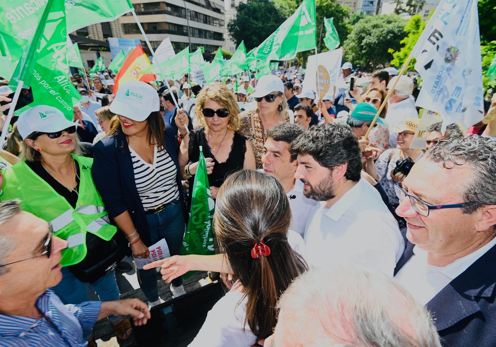 López Miras defiende el trasvase junto a los agricultores y exige al Gobierno central “diálogo y criterios técnicos” porque “hay mucho en juego”