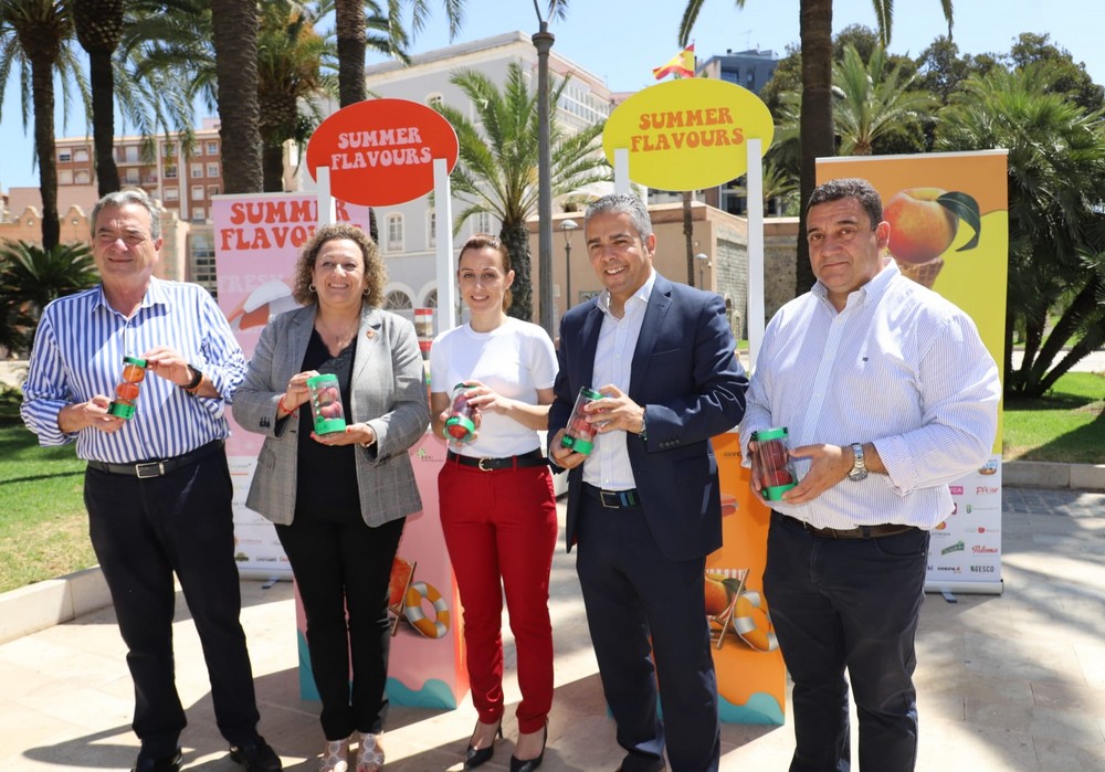 Murcia cofinancia una campaña de promoción de la fruta de hueso regional entre los cruceristas llegados a Cartagena