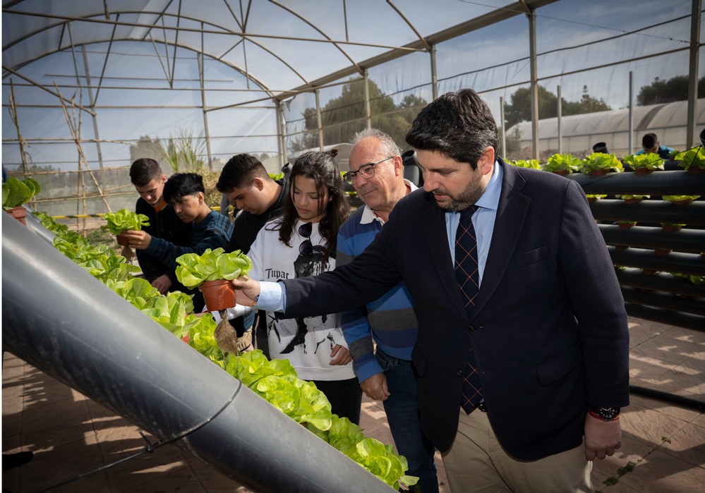 López Miras anuncia una nueva convocatoria con 8 millones para la incorporación de 200 jóvenes al sector agrario