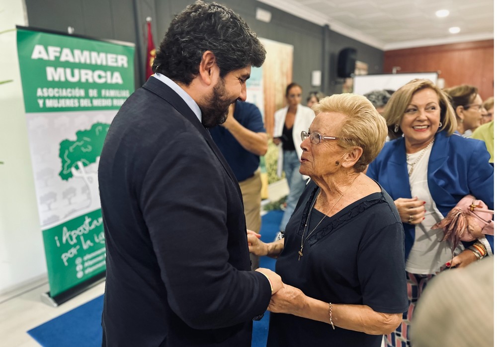 López Miras resalta que la mujer es “motor del mundo rural” y que las jóvenes ya reciben una de cada tres ayudas para crear una empresa agraria