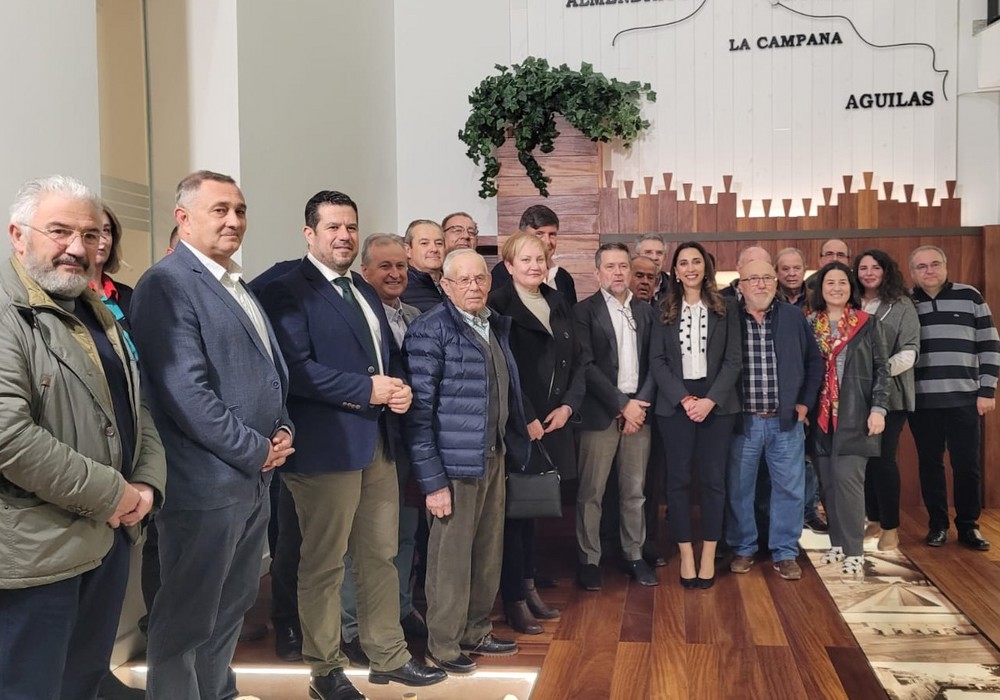 La consejera Sara Rubira clausura la conferencia 'La venganza del campo', impartida por el exministro Manuel Pimentel