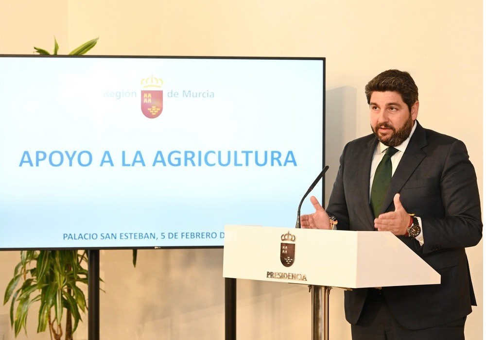 Los agricultores zarandean el coche de López Miras