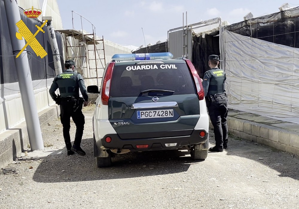 La Guardia Civil detiene a cinco personas que robaron en 20 empresas de Almería, Granada y Murcia productos fitosanitarios valorados en más 350.000 euros
